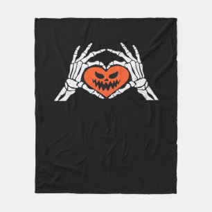 Skeleton macht ein unheimliches Halloween-Herz-Kla Fleecedecke