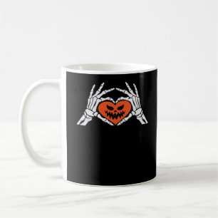 Skeleton macht ein unheimliches Halloween-Herz-Kla Kaffeetasse