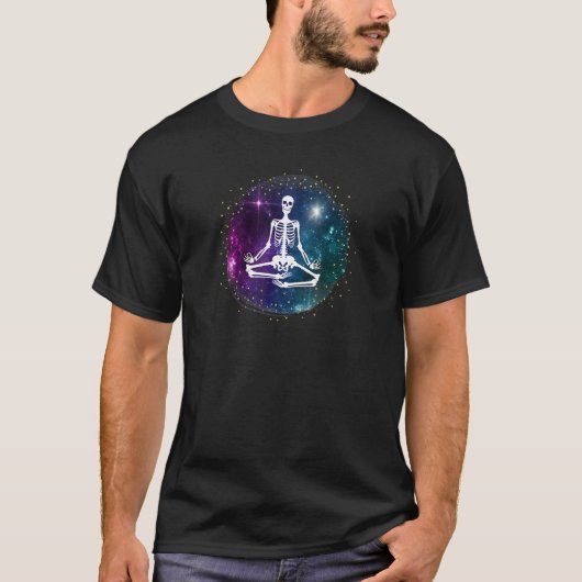 Skeleton Meditating Yoga Outer Space New Age Goth T-Shirt (Vorderseite)