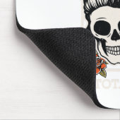 Skeleton Mentally Ill, aber Totally Chill Hallowee Mousepad (Ecke)