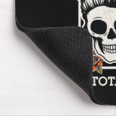 Skeleton Mentally Ill, aber Totally Chill Hallowee Mousepad (Ecke)