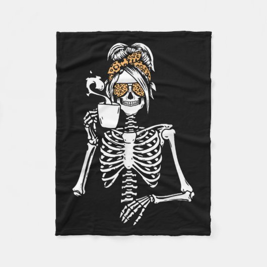 Skeleton Messy Bun Coffee Drinking Halloween Costu Fleecedecke (Vorderseite)