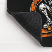 Skeleton Orange Hat Skater mit Skateboard Hallowag Mousepad (Ecke)