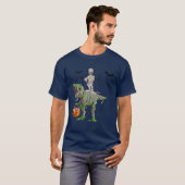 Skeleton Riding Mummy Dinosaur Rex Halloween Funny T-Shirt (Vorne ganz)