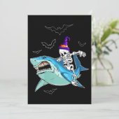 Skeleton Riding Shark Funny - Crazy Halloween Gesc Einladung (Stehend Vorderseite)