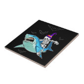 Skeleton Riding Shark Funny - Crazy Halloween Gesc Fliese (Seite)
