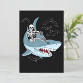 Skeleton Riding Shark Funny Halloween Boys Girls Einladung (Stehend Vorderseite)