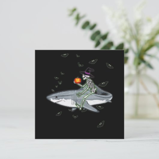 Skeleton Riding Shark - Funny Halloween Shark Gesc Einladung (Stehend Vorderseite)