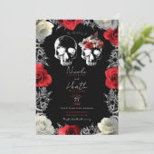 Skeleton Skull Red White Roses Gothic Wedding Einladung (Stehend Vorderseite)