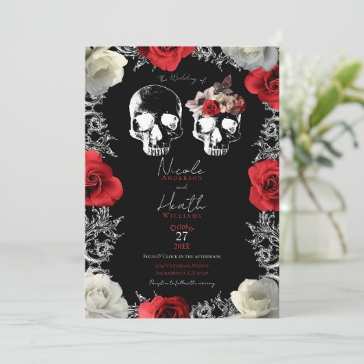 Skeleton Skull Red White Roses Gothic Wedding Einladung (Stehend Vorderseite)