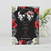 Skeleton Skull Rote Rosen Gothic Engagement Party Einladung (Stehend Vorderseite)