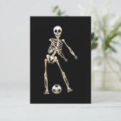 Skeleton Soccer Halloween Flossenblütenspiel Einladung (Stehend Vorderseite)
