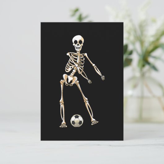 Skeleton Soccer Halloween Flossenblütenspiel Einladung (Stehend Vorderseite)