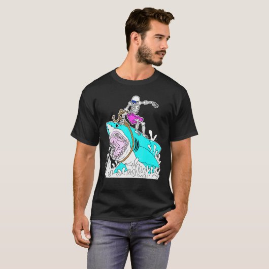 Skeleton Surfing Shark Halloween T-Shirt (Vorne ganz)
