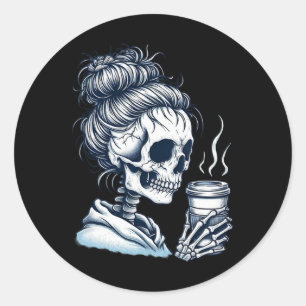 Skeleton trinken Kaffee Messy Bun Frauen Halloween Runder Aufkleber