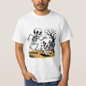Skeleton vs French Bulldog – Funny Halloween Chase T-Shirt (Vorderseite)
