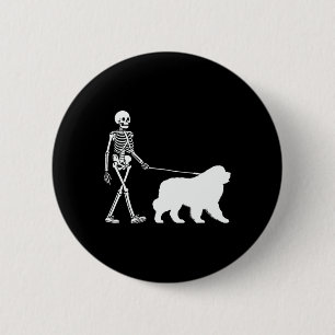 Skeleton Wandern ein Neufundland Hund Halloween Ou Button