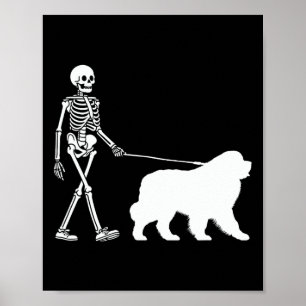 Skeleton Wandern ein Neufundland Hund Halloween Ou Poster