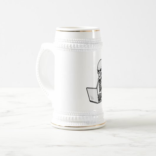 Skeleton Working Hard on Laptop Bierglas (Vorderseite Links)