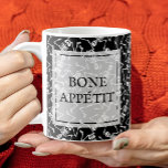 Skeletons BONE APPÉTIT Kaffeetasse<br><div class="desc">Skelette auf schwarzem Hintergrund und BONE APPÉTIT in schicken Schriften,  Sie werden Spaß mit dieser Kaffee-Tasse haben. PASSENDE Artikel in unserem Geschäft.</div>