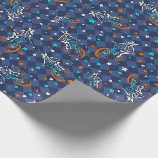Skeletons on BMX Bikes Patterned Geschenkpapier (Ecke)