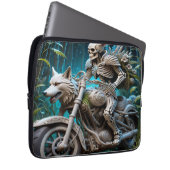 Skelett auf einem Chopper mit Wolfskopf Laptopschutzhülle (Vorne Rechts)