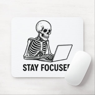Skelett auf Laptop - Bleibe Fokus Mousepad