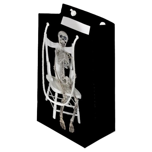 Skelett auf weißem Sessel Kleine Geschenktüte (Vorderseite Schrägansicht)