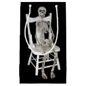 Skelett auf weißem Sessel Kleine Geschenktüte (Vorderseite)