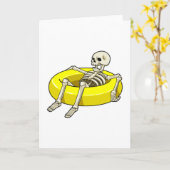 Skelett beim Schwimmen mit Schwimmring Karte (Gelbe Blume)