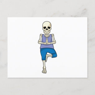 Skelett beim Yogastretching Postkarte