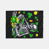 Skelett, das am St. Patrick's Day Shamrock-Spiele Fleecedecke (Vorderseite (Horizontal))