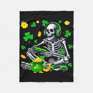 Skelett, das am St. Patrick's Day Shamrock-Spiele Fleecedecke