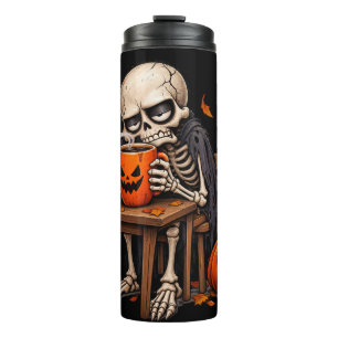 Skelett, das Halloween-Kürbistasse trinkt Thermosbecher