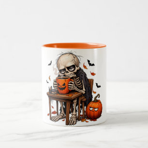 Skelett, das Halloween-Kürbistasse trinkt Zweifarbige Tasse