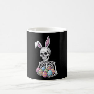 Skelett-Häschen hält Oster-Eier Lustiger Hase Kaffeetasse