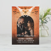 Skelett Herzmonogramm Goth Foto Save the Date (Stehend Vorderseite)