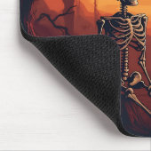 Skelett im spöttischen Wald Halloween Baum Mousepad (Ecke)