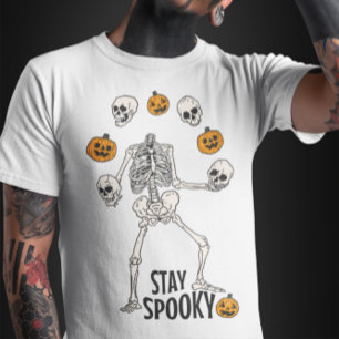 Skelett jongliert seinen Schädel und Halloween-Kür T-Shirt