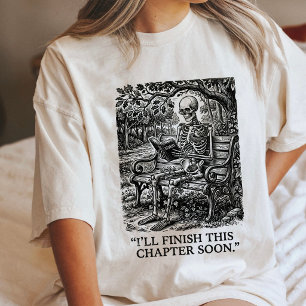 Skelett liest "Ich werde dieses Kapitel bald beend Tri-Blend Shirt