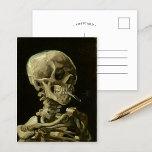 Skelett mit brennender Zigarette | Van Gogh Postkarte<br><div class="desc">Skelett eines Skeletts mit Burning Cigarette (1886) von dem niederländischen post-impressionistischen Künstler Vincent Van Gogh. Original Malerei ist ein Öl auf Leinwand, höchstwahrscheinlich aus Van Goghs kurz lebendiger Zeit des zeichnend Kurses an der Kunstakademie in Antwerpen. Die brennende Zigarette war vermutlich als Witz gedacht, vielleicht als Kommentar zu konservativer akademischer...</div>