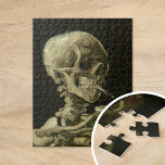 Skelett mit brennender Zigarette | Van Gogh Puzzle<br><div class="desc">Skelett eines Skeletts mit Burning Cigarette (1886) von dem niederländischen post-impressionistischen Künstler Vincent Van Gogh. Original Malerei ist ein Öl auf Leinwand, höchstwahrscheinlich aus Van Goghs kurz lebendiger Zeit des zeichnend Kurses an der Kunstakademie in Antwerpen. Die brennende Zigarette war vermutlich als Witz gedacht, vielleicht als Kommentar zu konservativer akademischer...</div>