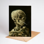 Skelett mit brennender Zigarette | Vincent van Gog Karte<br><div class="desc">Der Schädel eines Skeletts mit brennender Zigarette (1886) von Vincent van Gogh ist ein auffälliges und unkonventionelles Stillleben-Gemälde mit einem menschlichen Schädel mit einer beleuchteten Zigarette zwischen den Zähnen. Der dunkle Hintergrund verstärkt die Krassigkeit der Skelettfigur, während die kleine Rauchwolke ein Gefühl von Durchgängigkeit und Ironie verleiht. Dieses Kunstwerk, das...</div>