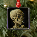 Skelett mit brennender Zigarette | Vincent van Gog Ornament Aus Metall<br><div class="desc">Der Schädel eines Skeletts mit brennender Zigarette (1886) von Vincent van Gogh ist ein auffälliges und unkonventionelles Stillleben-Gemälde mit einem menschlichen Schädel mit einer beleuchteten Zigarette zwischen den Zähnen. Der dunkle Hintergrund verstärkt die Krassigkeit der Skelettfigur, während die kleine Rauchwolke ein Gefühl von Durchgängigkeit und Ironie verleiht. Dieses Kunstwerk, das...</div>