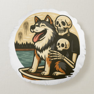 Skelett mit Hund auf einem gespenstischen See Horr Rundes Kissen