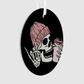 Skelett mit Hut und einem Getränk auf einem Ornament (Vorderseite)