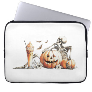 Skelett mit Kürbis und trinken. Halloween. Laptopschutzhülle