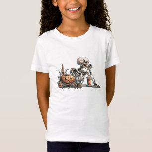Skelett mit Kürbis und trinken. Halloween T-Shirt