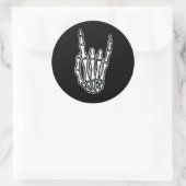 Skelett mit Rock- und Rollschild Runder Aufkleber (Tasche)