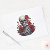Skelett mit Rote Rosen Runder Aufkleber (Umschlag)
